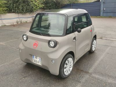 une petite voiture garée dans un parking