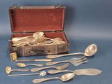 couverts dans un coffret contenant des cuillères, des fourchettes et des cuillères-cuillères