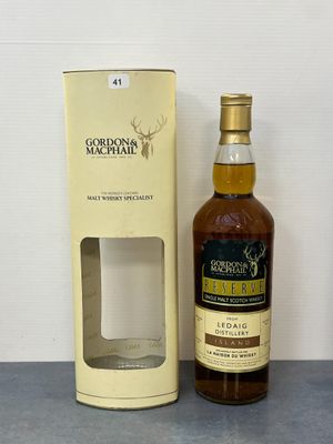 une image d'une bouteille de whisky à côté d'une boîte en carton