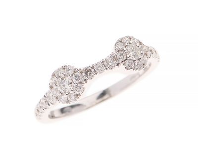 gros plan d'une bague en diamant sur fond blanc