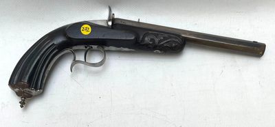 un gros plan d'un pistolet posé sur une table