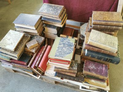 de nombreux livres anciens empilés les uns sur les autres sur une table