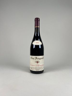 une bouteille de vin rouge posée sur une table blanche