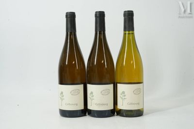 trois bouteilles de vin posées l'une à côté de l'autre sur une table