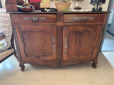 une armoire en bois surmontée d'un miroir