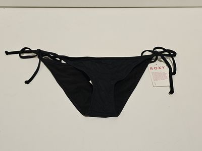 un gros plan sur un bikini noir muni d'une étiquette