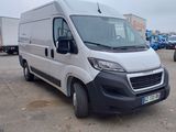 une camionnette blanche garée dans un parking
