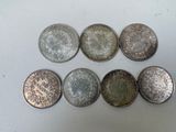 six types de pièces différents posés sur une surface blanche