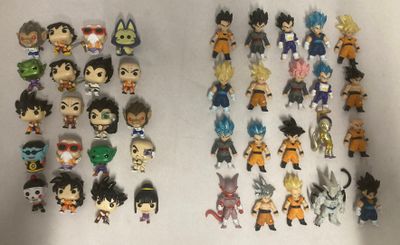 beaucoup de figurines de Dragon Ball sur la table
