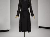 une photo d'un mannequin vêtu d'une robe et d'un manteau noirs