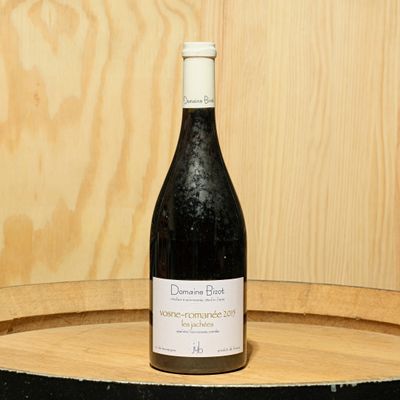 une bouteille de vin posée sur un tonneau