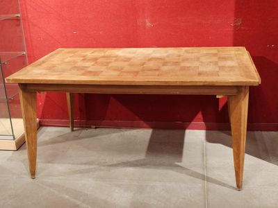 une table en bois exposée dans une pièce