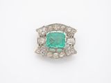 une bague en émeraude et diamant