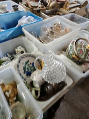 de nombreux plateaux contenant différents types de plats sur la table