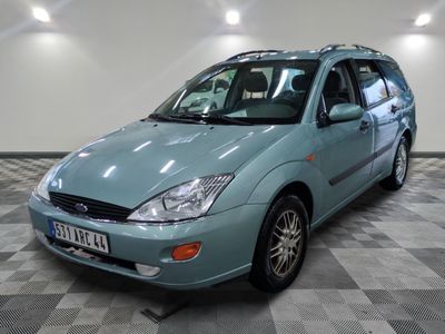 la photo d'une voiture bleue garée dans un garage