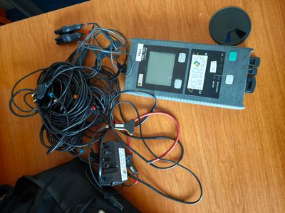 une table sur laquelle se trouvent plusieurs fils et un téléphone portable