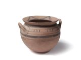 un vase marron orné d'un motif noir