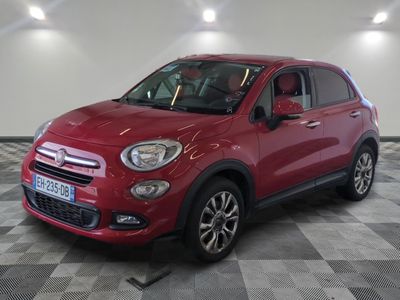 Le SUV Fiat rouge est garé dans une grande pièce