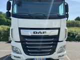 la photo d'un camion blanc garé sur un parking