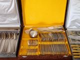beaucoup d'argenterie dans un coffret sur une table
