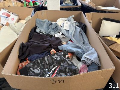 une boîte en carton remplie de vêtements et d'autres objets