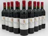six bouteilles de vin rouge sont alignées