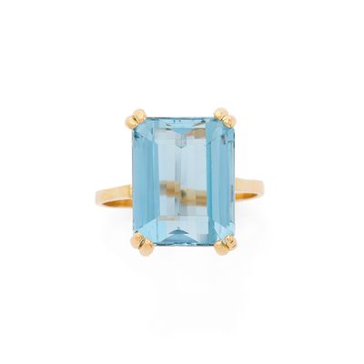 une bague en or sertie d'une topaze bleu aqua