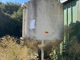 un grand réservoir posé au milieu d'un champ