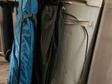un sac bleu posé à côté d'un tas d'ordures