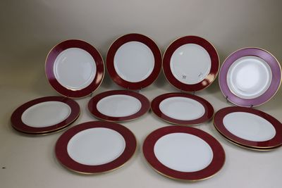 plusieurs assiettes posées sur une table