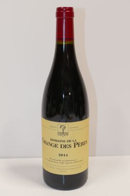 une bouteille de vin posée sur une table