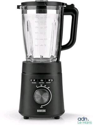 Le mixeur est noir et est muni d'un bol en verre sur le dessus.