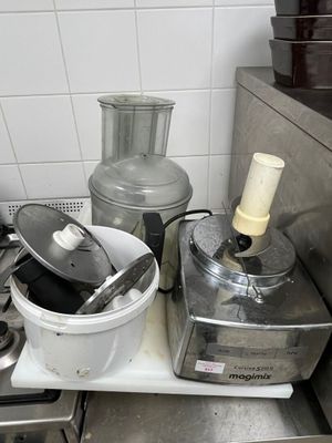 un mixeur posé sur un plan de travail dans une cuisine