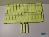 une pile de boîtes de dentifrice jaunes posées sur une table