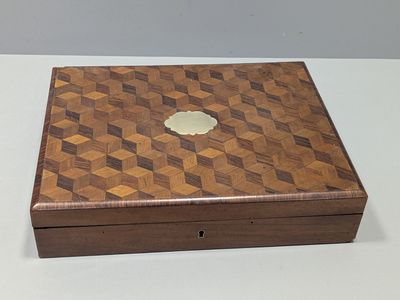 une petite boîte en bois ornée d'un motif décoratif