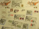 une photo d'une table sur laquelle sont posés de nombreux timbres