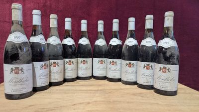 six bouteilles de vin sont alignées sur une table en bois