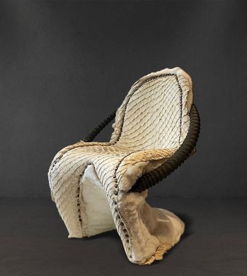 une chaise fabriquée à partir d'un morceau de corde