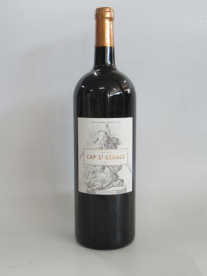 la bouteille de vin rouge est posée sur la table