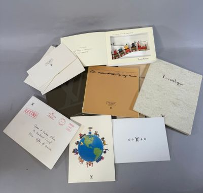 beaucoup de cartes et d'enveloppes posées sur une table