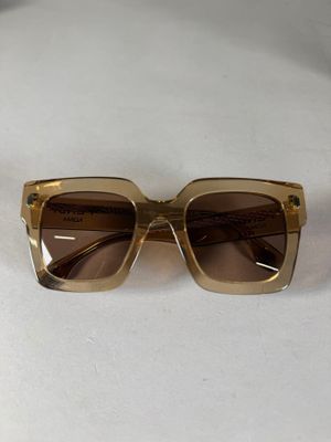 gros plan d'une paire de lunettes de soleil sur une surface blanche