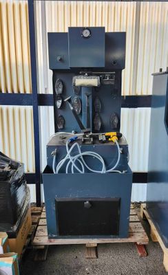 une machine posée sur une palette dans un entrepôt