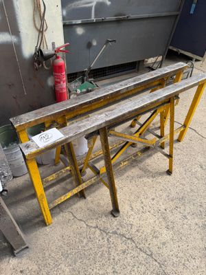 une table sur laquelle se trouve un extincteur