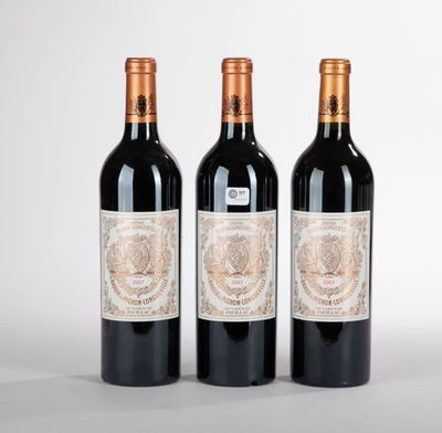 trois bouteilles de vin rouge posées côte à côte sur une table