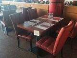 une table et des chaises dans un restaurant avec des chaises en cuir rouge