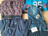 trois vêtements posés sur une boîte en carton