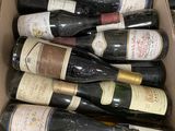 plusieurs bouteilles de vin dans une caisse sur la table