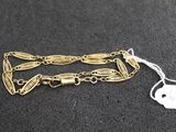 Gros plan sur un bracelet en chaîne en or portant une étiquette