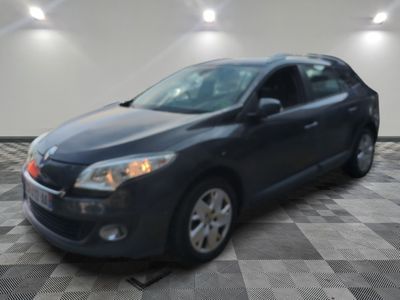 la photo d'une voiture garée dans un garage