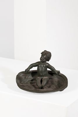 KOSSOWSKI Vide-poche en étain figurant un bébé dans une coqu…
